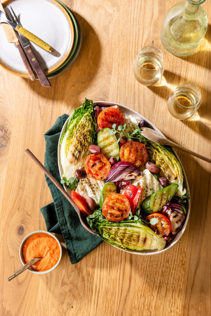 Gegrillter griechischer Salat und gerösteter Paprika-Dip - Eleplant